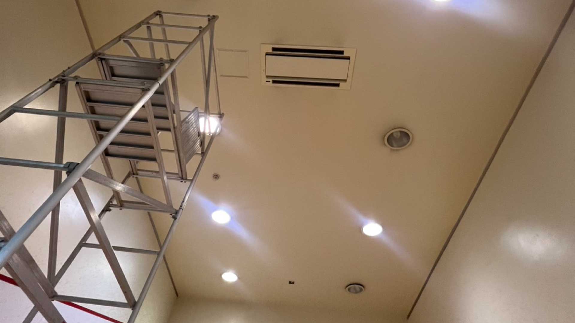 エアコン工事高所作業